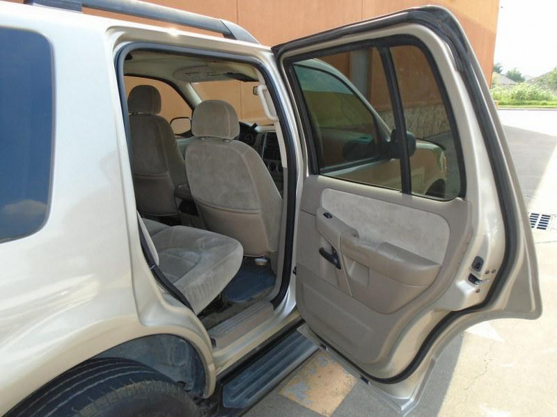 2005 Ford Explorer Image 13