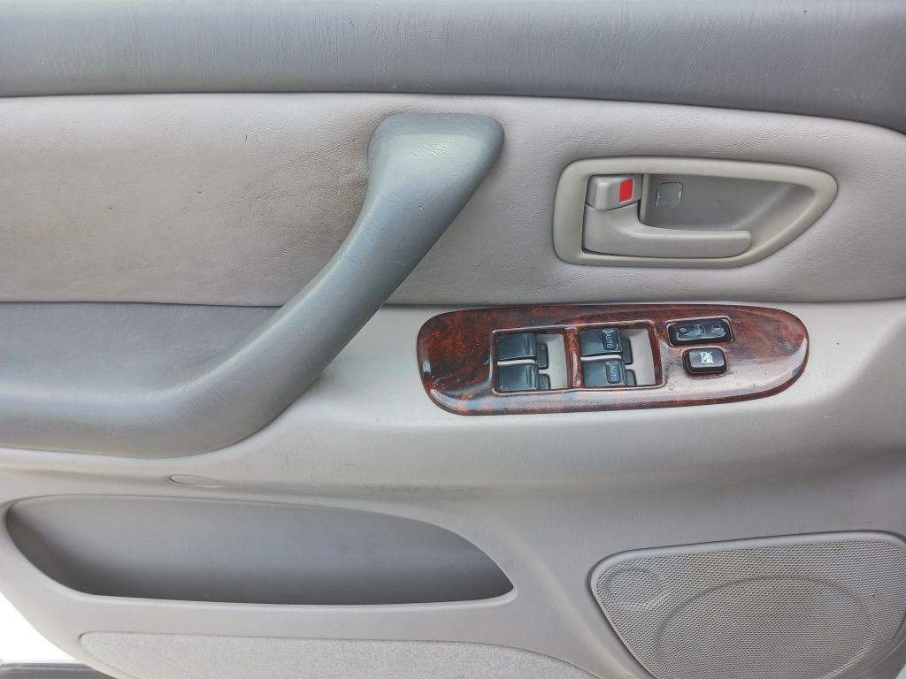 2002 Toyota Sequoia Image 13