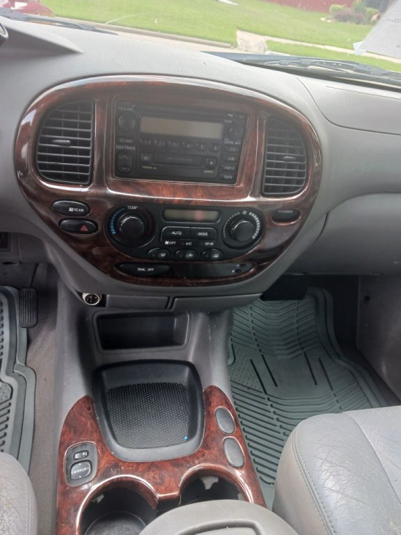 2002 Toyota Sequoia Image 16