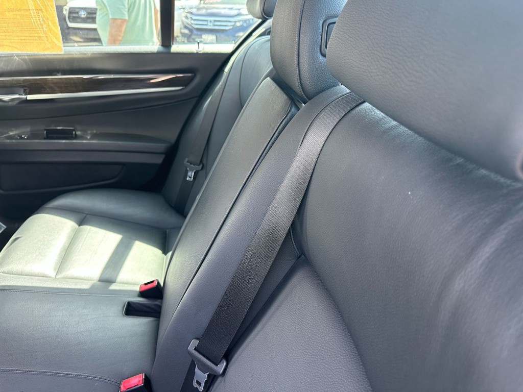 2012 BMW 7 Series Image 23