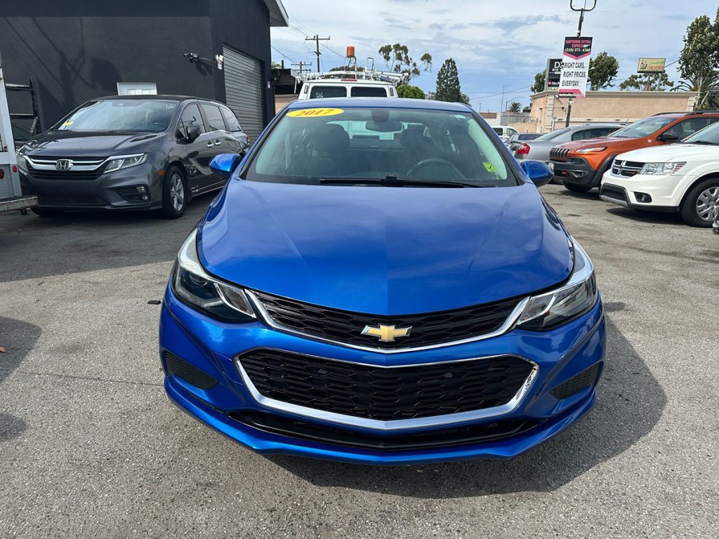 2017 Chevrolet Cruze Image 2