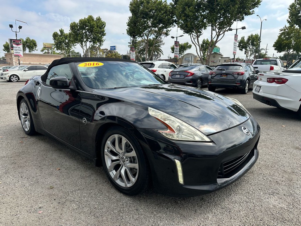 2016 Nissan 370Z Image 2