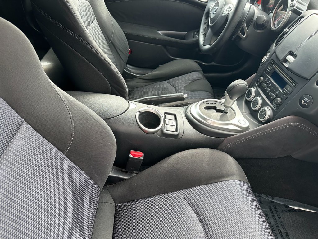 2016 Nissan 370Z Image 12