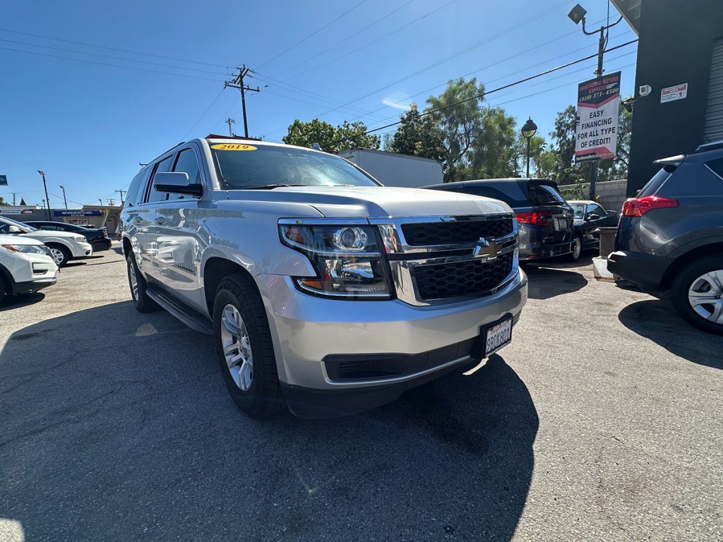 2019 Chevrolet Suburban Image 2