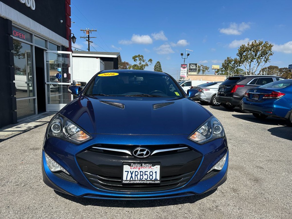 2016 Hyundai Genesis Image 2