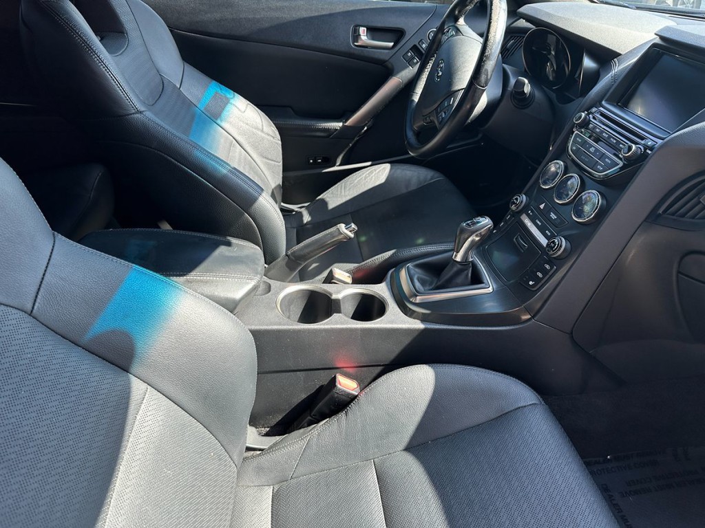 2016 Hyundai Genesis Image 9