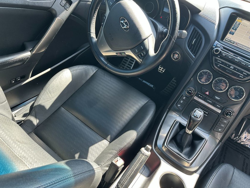 2016 Hyundai Genesis Image 10