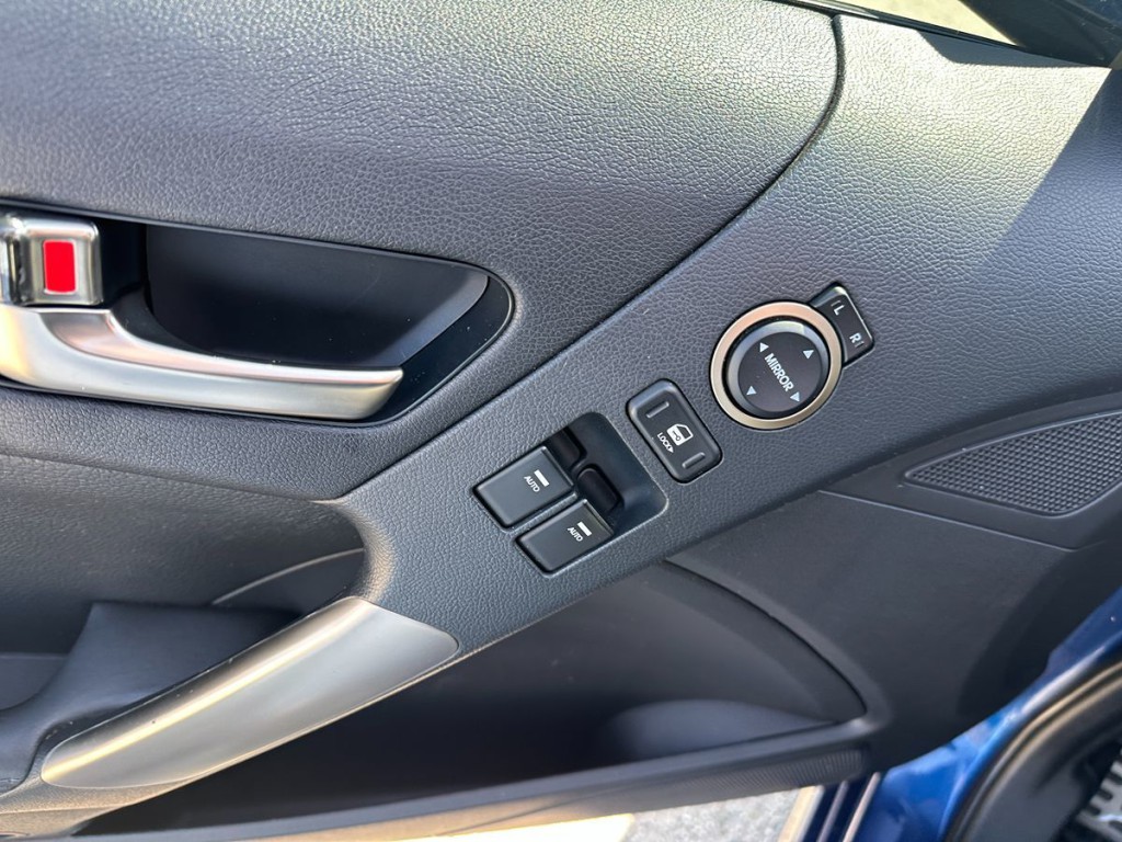 2016 Hyundai Genesis Image 23