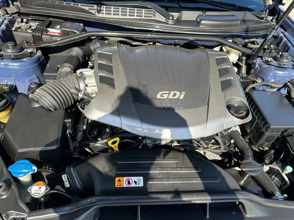 2016 Hyundai Genesis Image 24