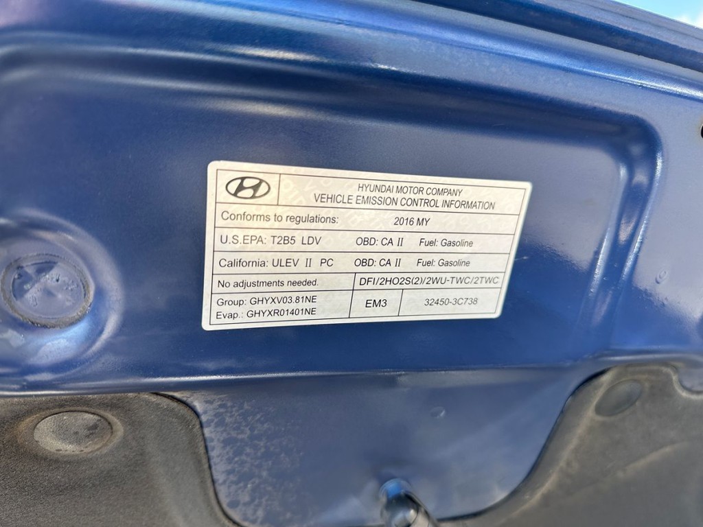 2016 Hyundai Genesis Image 26