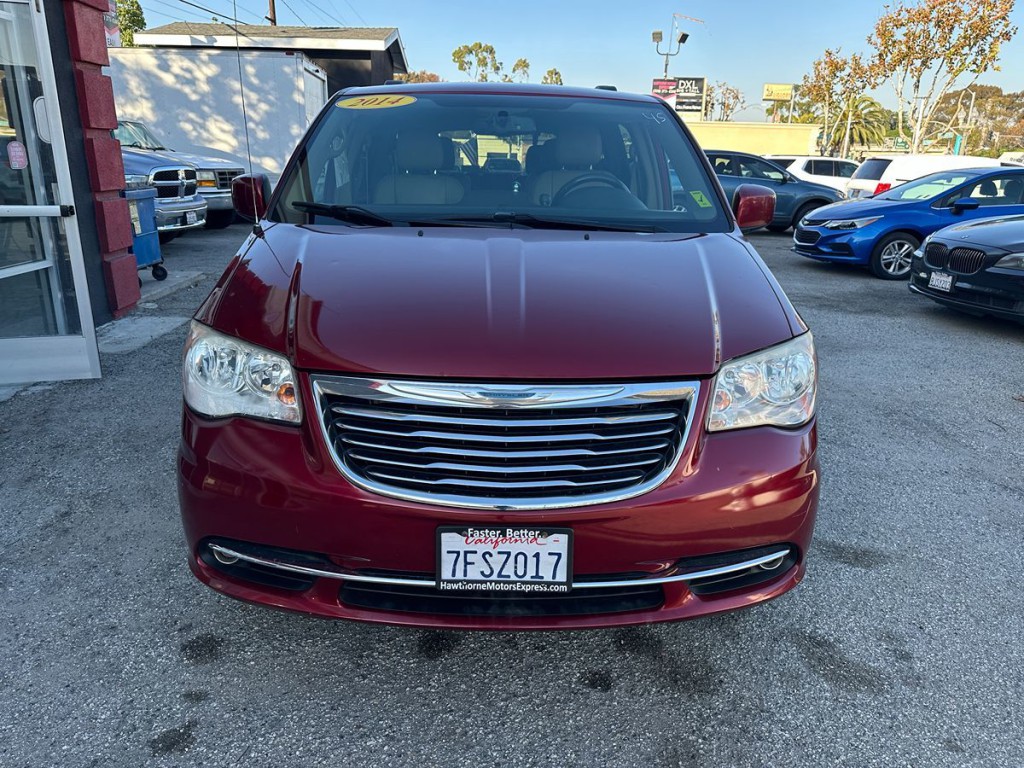 2014 Chrysler Town & Country Image 2