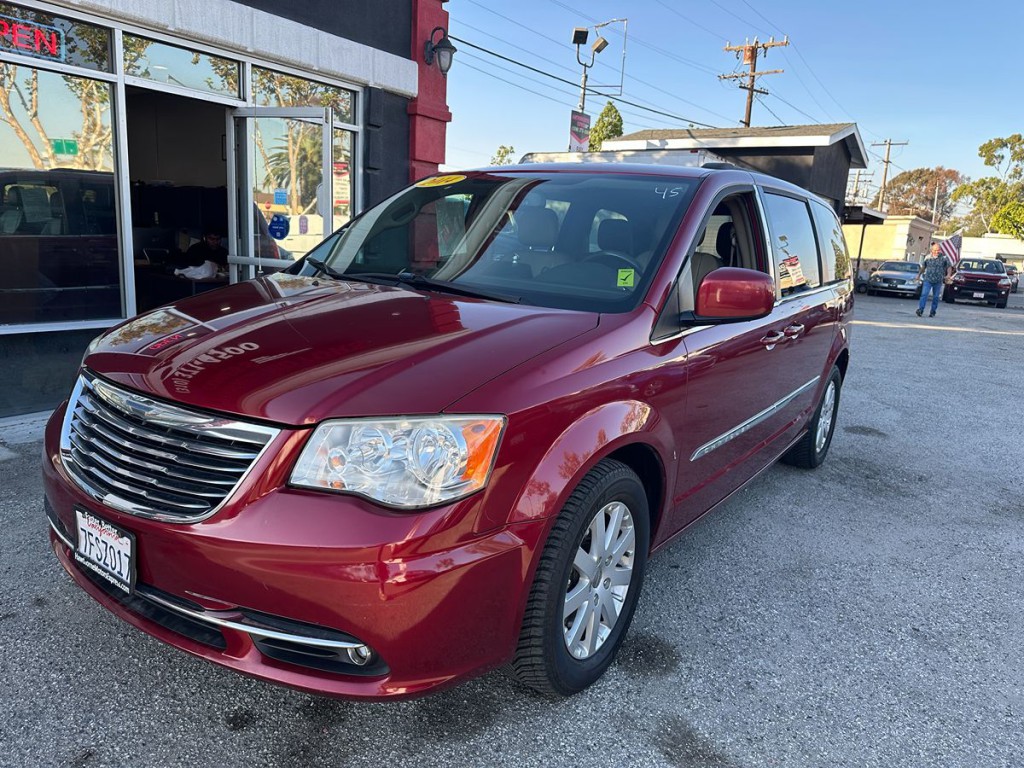 2014 Chrysler Town & Country Image 3
