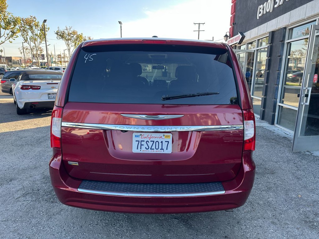 2014 Chrysler Town & Country Image 6
