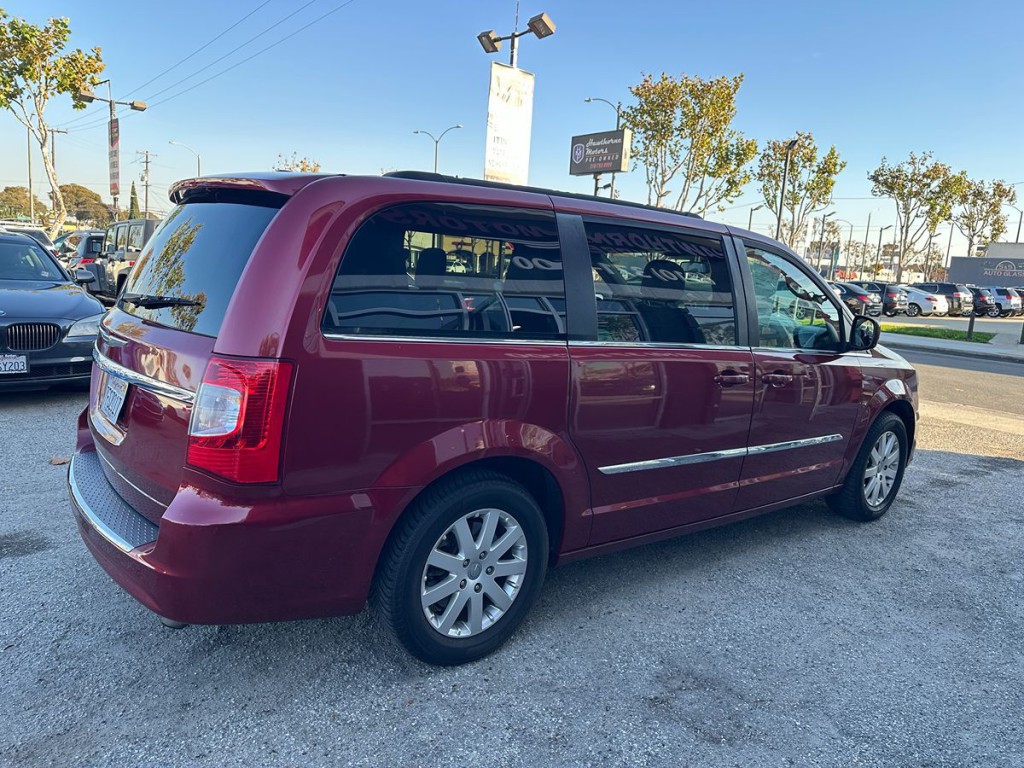 2014 Chrysler Town & Country Image 8
