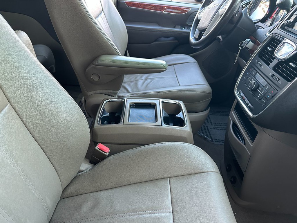 2014 Chrysler Town & Country Image 9