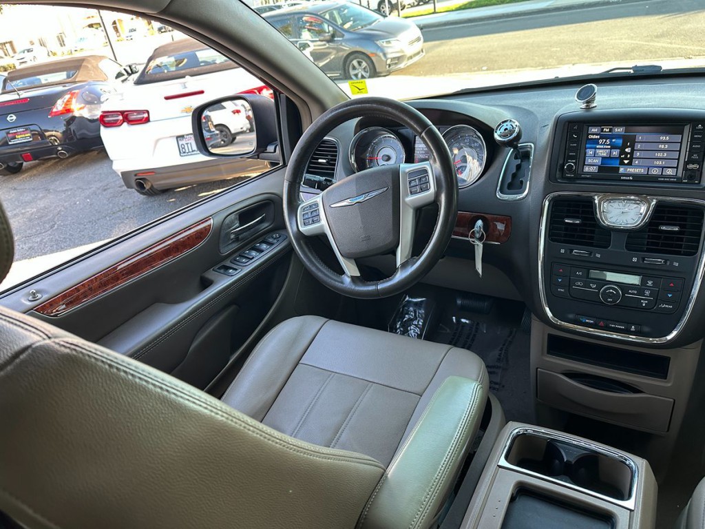 2014 Chrysler Town & Country Image 10