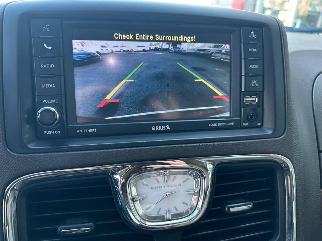 2014 Chrysler Town & Country Image 11