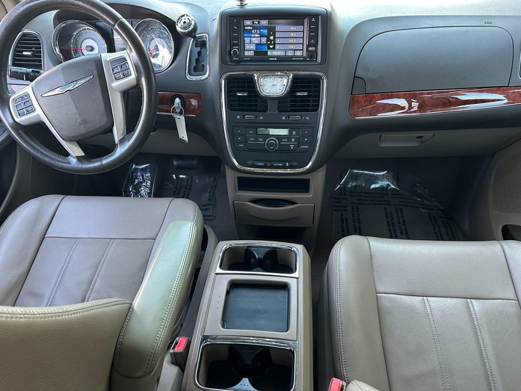 2014 Chrysler Town & Country Image 12