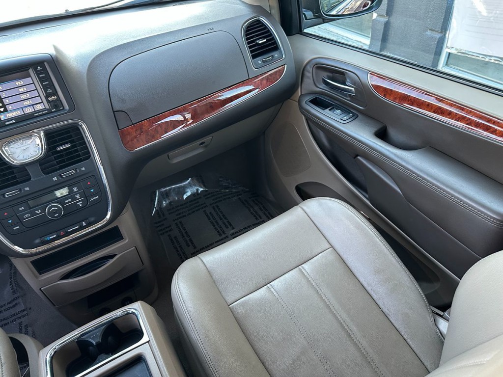 2014 Chrysler Town & Country Image 13