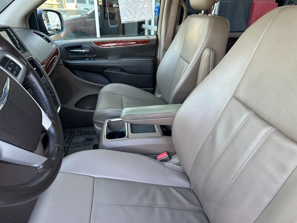 2014 Chrysler Town & Country Image 14