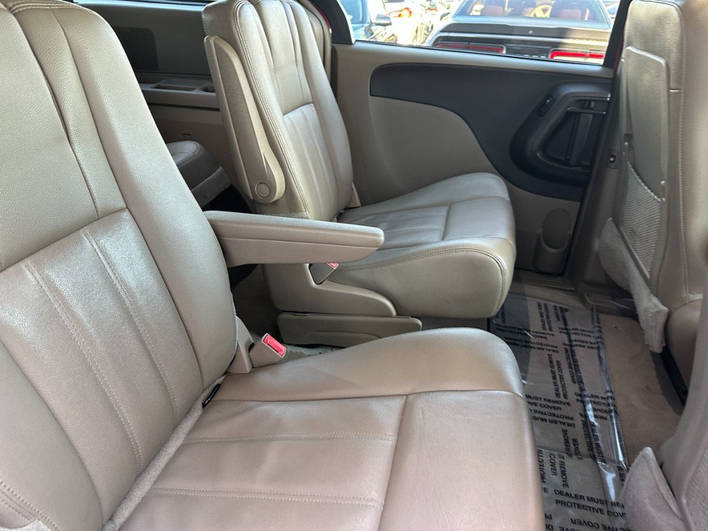 2014 Chrysler Town & Country Image 15