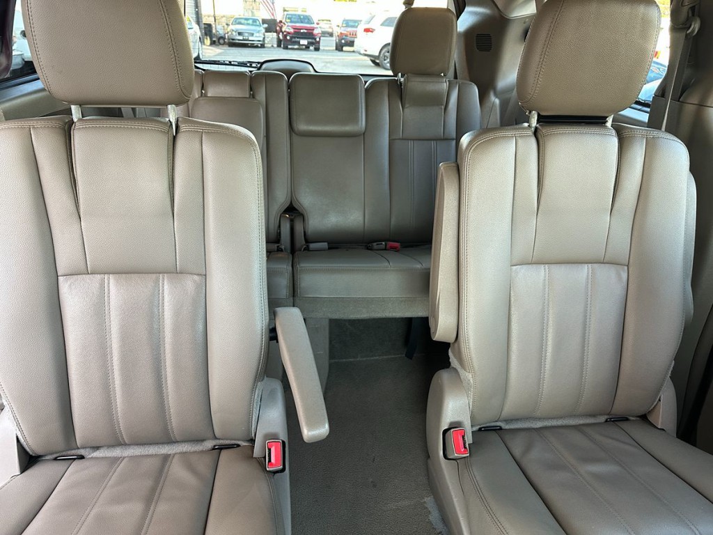 2014 Chrysler Town & Country Image 16