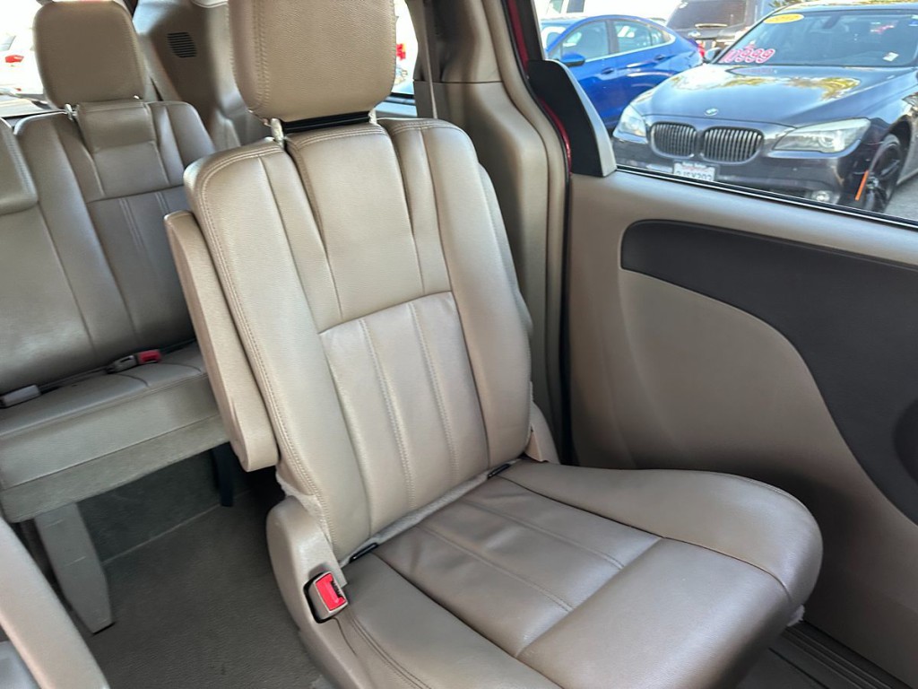 2014 Chrysler Town & Country Image 17