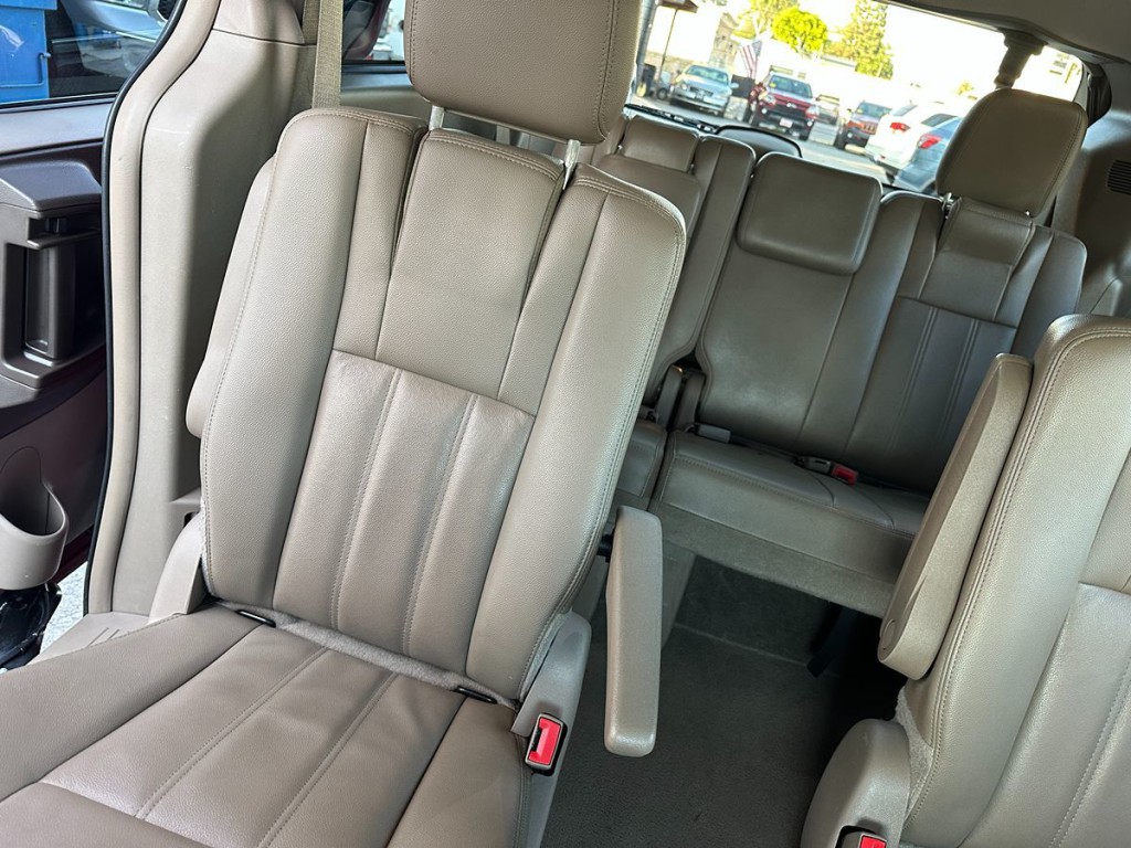 2014 Chrysler Town & Country Image 18
