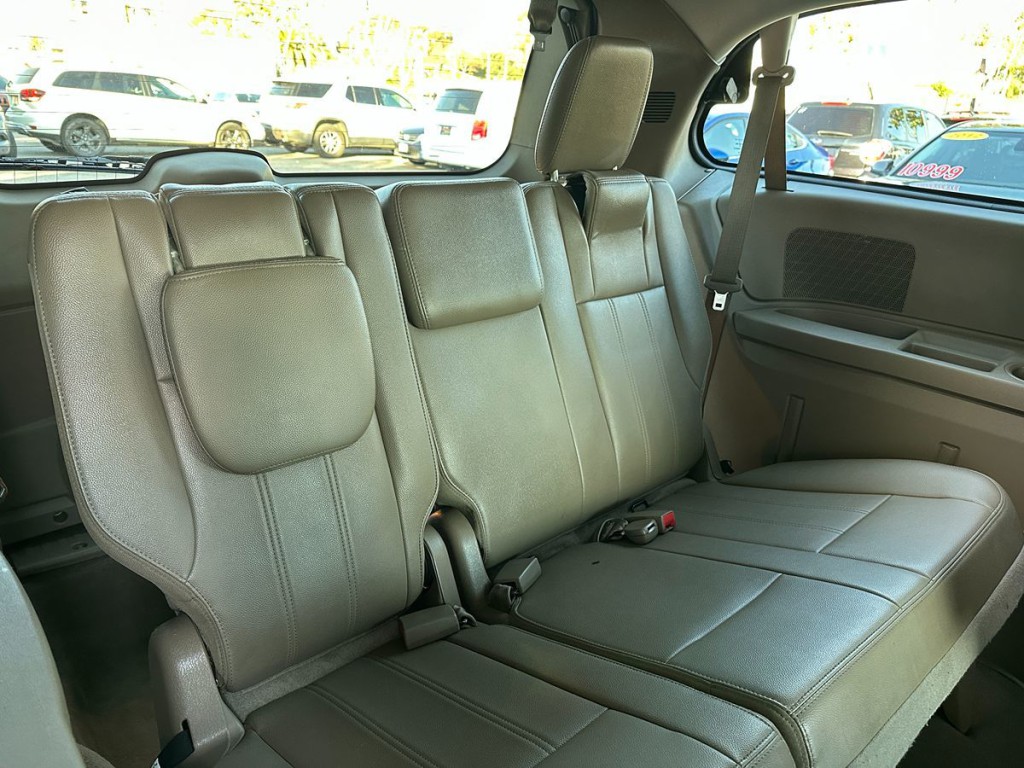 2014 Chrysler Town & Country Image 19