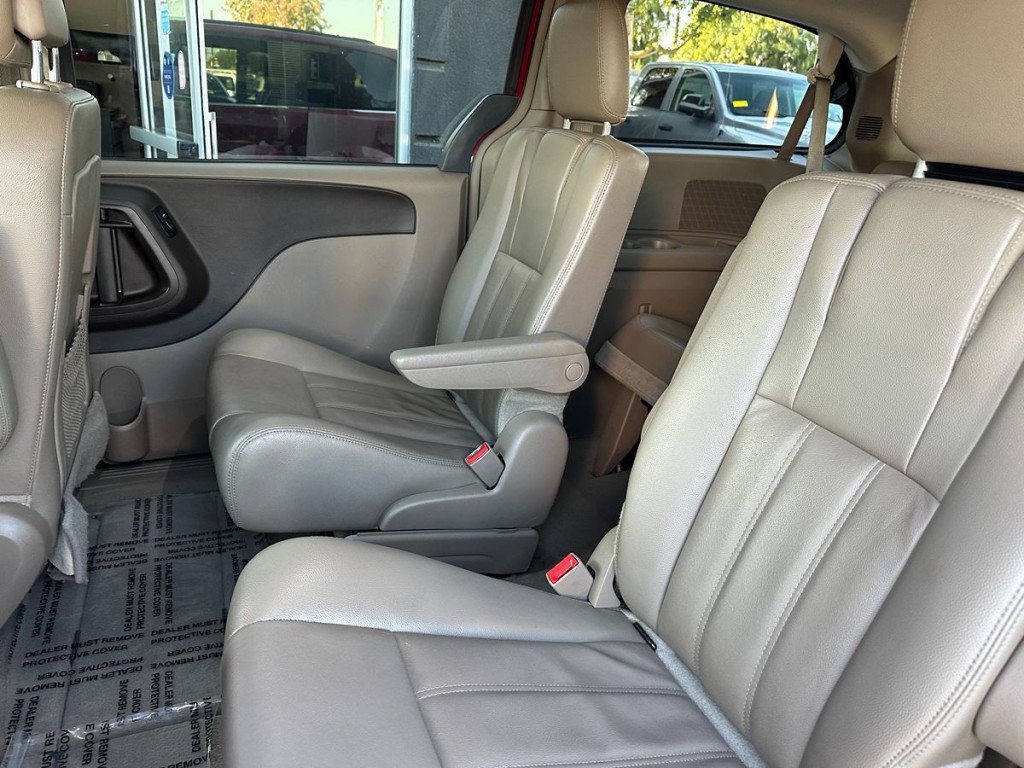 2014 Chrysler Town & Country Image 20