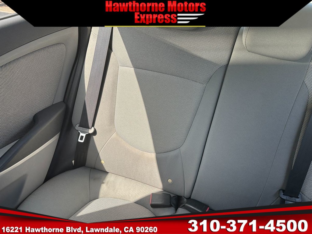 2012 Hyundai Accent Image 18