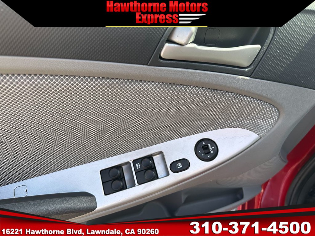 2012 Hyundai Accent Image 20