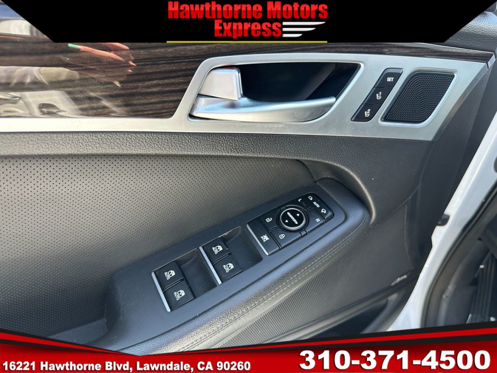 2015 Hyundai Genesis Image 17