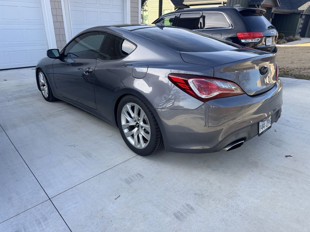 2015 Hyundai Genesis Image 2