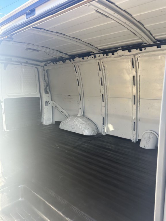 2010 Chevrolet Express Image 10