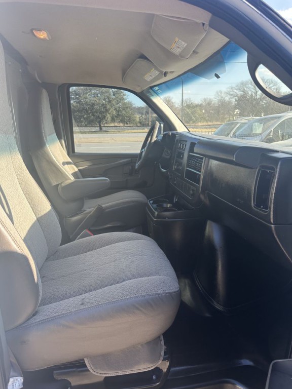 2010 Chevrolet Express Image 13