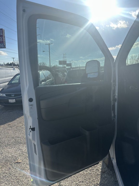 2010 Chevrolet Express Image 16