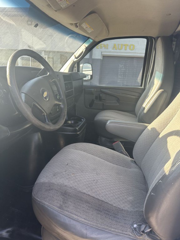 2010 Chevrolet Express Image 17