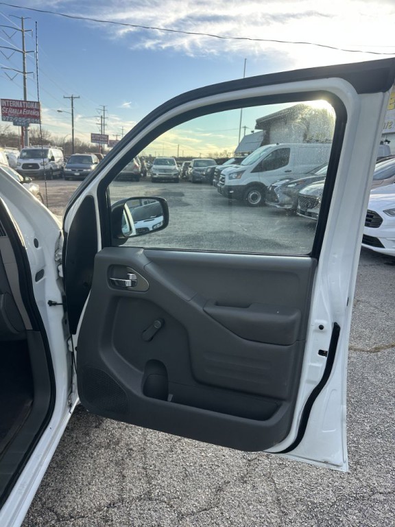 2016 Nissan Frontier Image 9