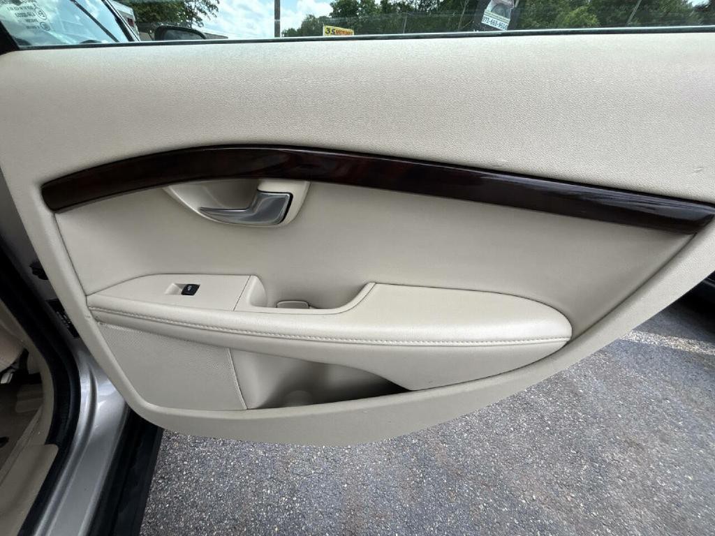 2012 Volvo XC70 Image 16