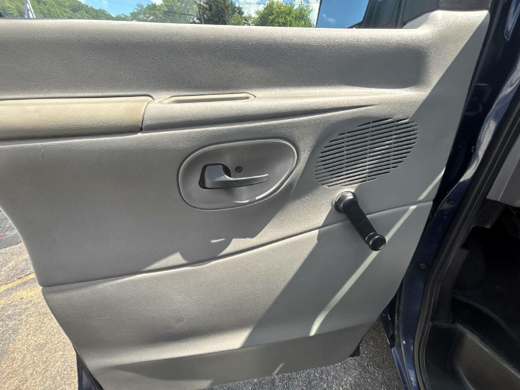 2004 Ford E-series Image 12