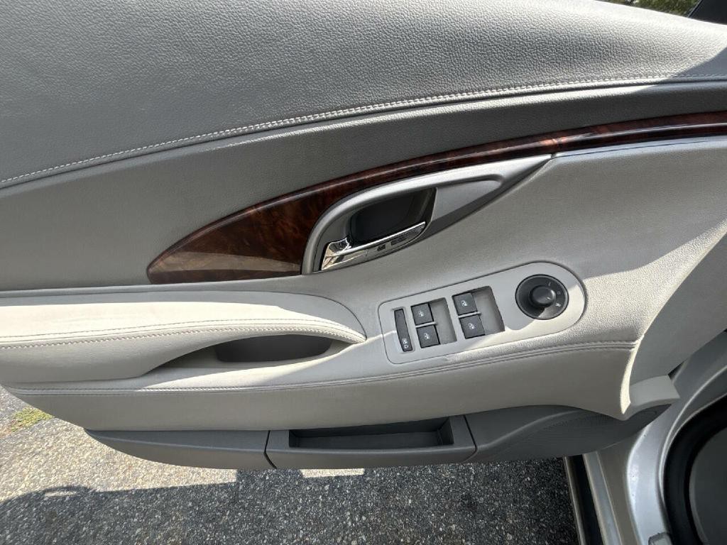 2011 Buick Lacrosse Image 10