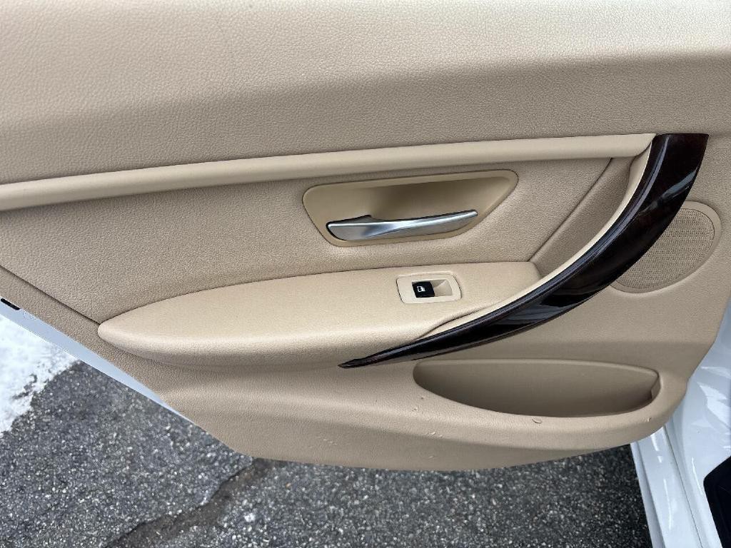 2013 BMW 3 Series Image 11