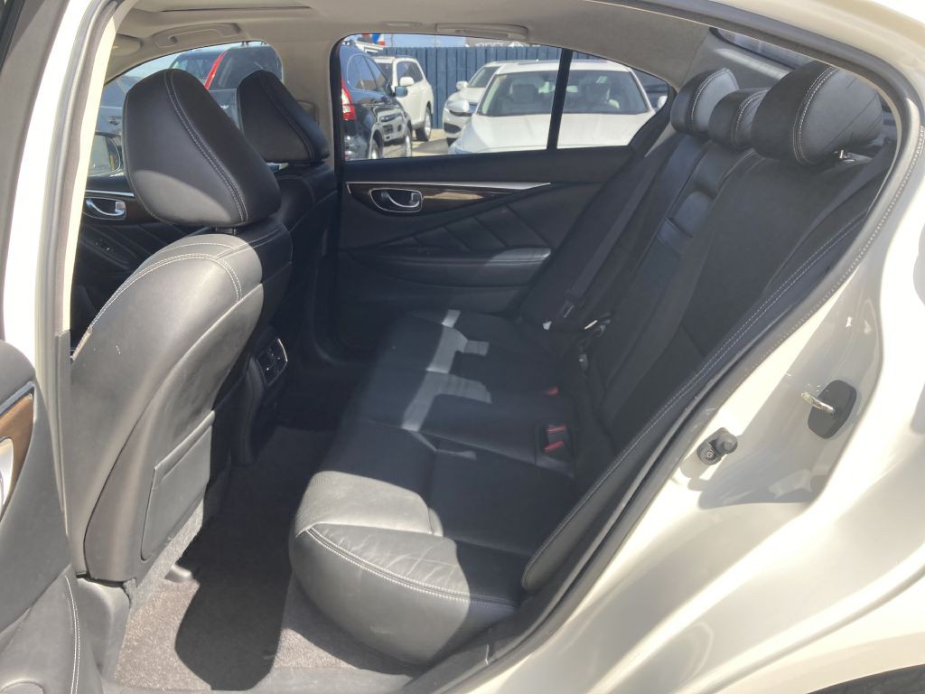 2015 INFINITI Q50 Image 18