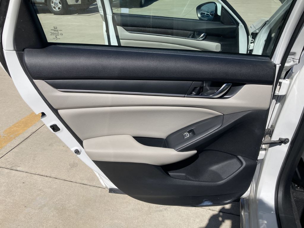 2018 Honda Accord Image 16