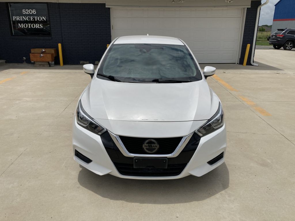 2021 Nissan Versa Image 3