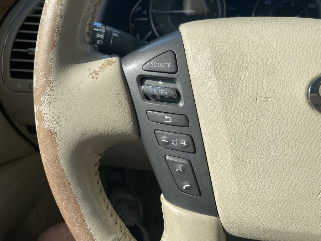 2011 INFINITI QX56 Image 32