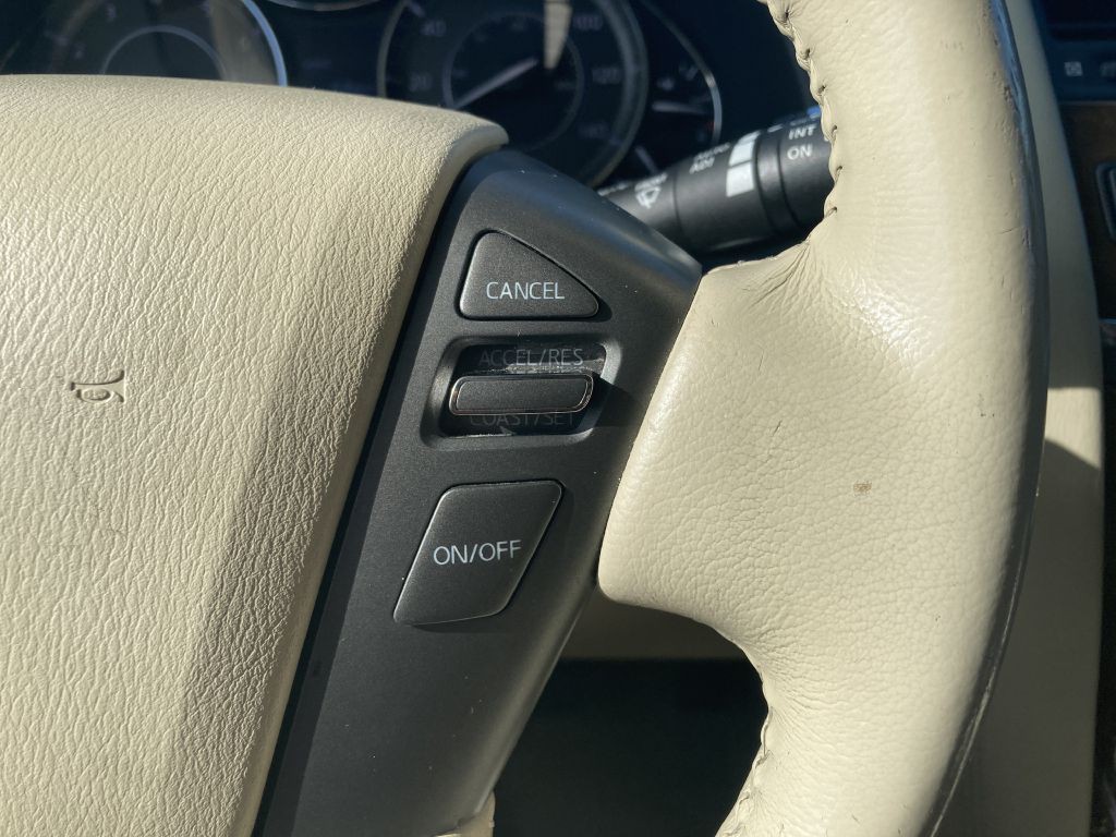 2011 INFINITI QX56 Image 33