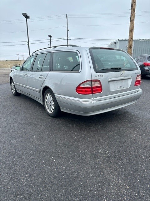 2000 Mercedes-Benz E-Class Image 2