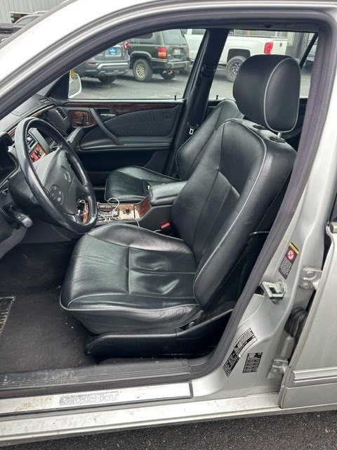 2000 Mercedes-Benz E-Class Image 4
